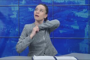 Ведущая российского телеканала прервала эфир из-за залетевшего под ее одежду насекомого