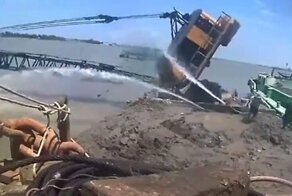 Рабочий успел в последний момент покинуть спецтехнику перед её утоплением
