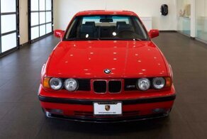 Идеально сохранившийся BMW M5 E34 в ярко-красном цвете