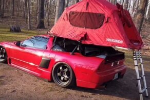 На крышу культового японского спортивного автомобиля 90-х установили палатку