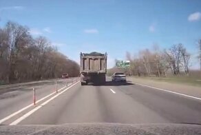 Хорошо ехалось в тенёчке! Под Белгородом грузовик вытолкнул легковушку
