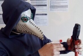 Парень сделал маску чумного доктора из корпуса старого монитора