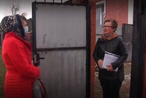 Вместо интернета: сельскому учителю приходится ходить с тетрадками по 7 километров