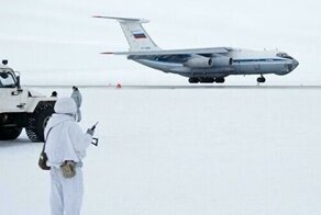 Российские десантники первыми в мире прыгнули в Арктике с высоты 10 км