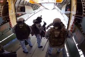 Российские десантники первыми в мире прыгнули с высоты 10 000 метров в Арктике