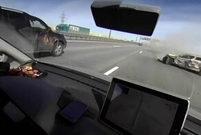 Лихач попал в серьезное ДТП на КАД в Петербурге