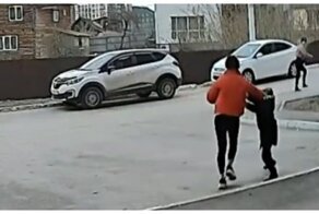 Дерзкое ограбление 7-летней девочки в Уфе попало на видео