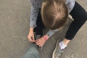 "Ну и дура!": в соцсетях критикуют девушек, завязывающих парням шнурки