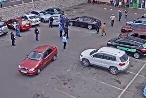 Автомобилистка за рулем Porsche Panamera перепутала педали и протаранила несколько машин у торгового центра