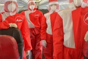 Малайзийская авиакомпания показала новую форму стюардесс на время пандемии
