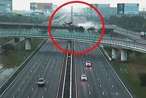 Грузовик с прицепом из-за резкого поворота на большой скорости слетел с моста