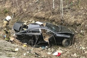 Авария дня. Mercedes на бешеной скорости улетел в кювет