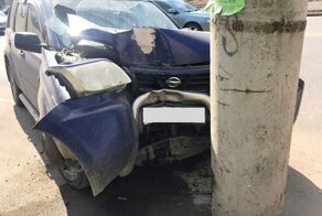 Догонялки в Костроме: пенсионер на "Ниссане" врезался в столб