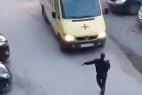 В Екатеринбурге нетрезвый мужчина напал на бригаду скорой помощи