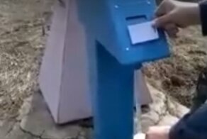 Проезжающий уральскую деревню удивился колонке с питьевой воде по карточкам