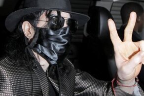 Почему Майкл Джексон носил маску?