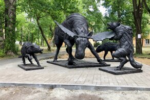 Художник создает скульптуры из старых и изношенных шин