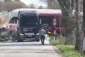 Зрелищное столкновение поезда с грузовиком в Норвегии