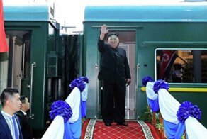 С девственницами на бронепоезде: в СМИ сообщили о кутежах Ким Чен Ына