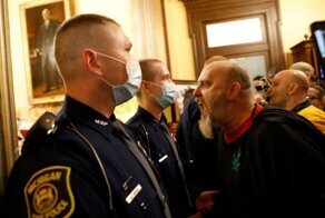 В Мичигане вооруженные жители устроили демонстрацию против продления режима самоизоляции