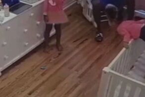 Быстрая реакция помогла отцу поймать дочь, которая выпала из кроватки