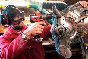 Скульптор создает фантастических животных из автомобильного мусора