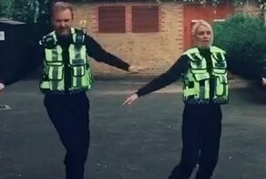 Британским полицейским запретили танцевать для соцсетей