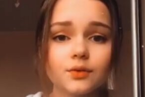 15-летняя школьница играет на укулеле современные хиты