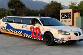 Лимузин Pontiac Grand Prix 2004 года в стиле NASCAR
