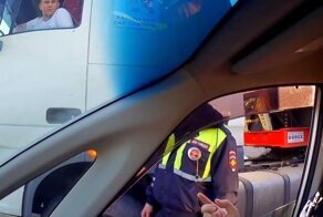 Старый стоит, молодой собирает: активист заставил полицейского вернуть взятку