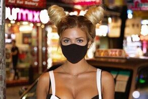 Что делают симпатичные девушки на самоизоляции