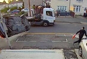Пешеход успел убежать от перевернувшегося автомобиля, летящего в его сторону