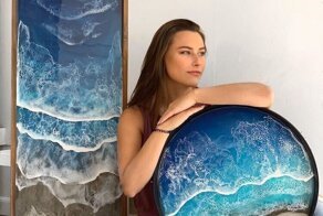 Девушка творит шедевры из эпоксидной смолы