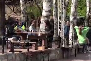 Жители культурной столицы устроили вечеринку у пивнушки