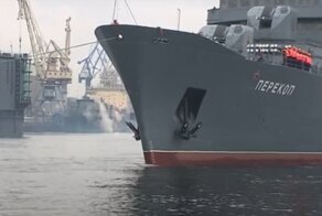 В устье Невы зашёл флагман предстоящего морского парада Победы