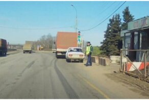 Инспектор ГИБДД решил остановить автомобиль, но не смог устоять на ногах