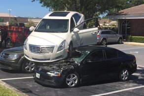 Царь горы! Пожилой водитель загнал свой Cadillac на припаркованные автомобили