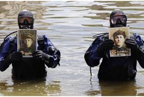 В Орле спасатели-водолазы прошли с портретами героев войны по дну реки