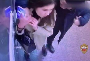 В московском метро мужчина пытался познакомиться с девушкой при помощи ножа