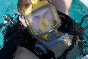 Почему без маски ныряльщик плохо видит окружающие предметы?