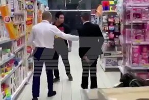Избиение покупателя охранниками московского  «Ашана» попало на видео