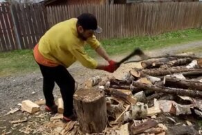 Не стоит отвлекать человека, занимающегося колкой дров