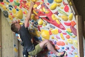 Воронежский спортсмен соорудил в квартире скалодром на время самоизоляции