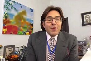 В кабинете Малахова заметили неприличную картину с логотипом «Первого канала»