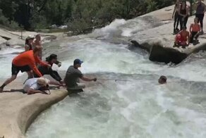 Полицейский спас молодого человека тонущего в бурном речном потоке