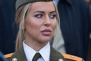 Пользователи сети затравили в соцсетях блондинку с медалями на параде Победы в Минске