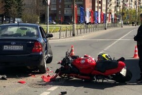 Мотоциклист попал в больницу после столкновения с автомобилем в Колпино