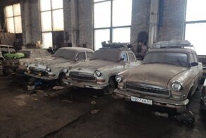 Под Великим Новгородом полтора десятка советских автомобилей пылятся в старом цеху