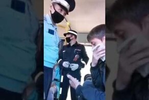 В Татарстане мужчину без маски вывели из автобуса и заковали в наручники