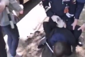 Полицейские выволокли мужчину из автобуса и заковали в наручники из-за отсутствия маски